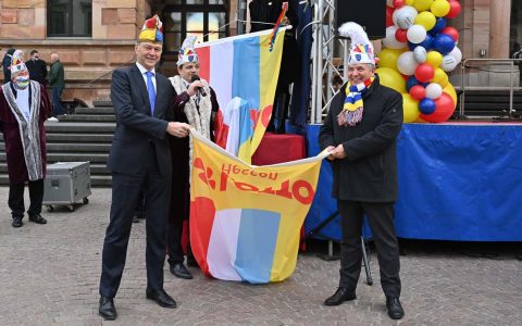 Fahnenhissung der Dacho fahne vor dem Rathaus
