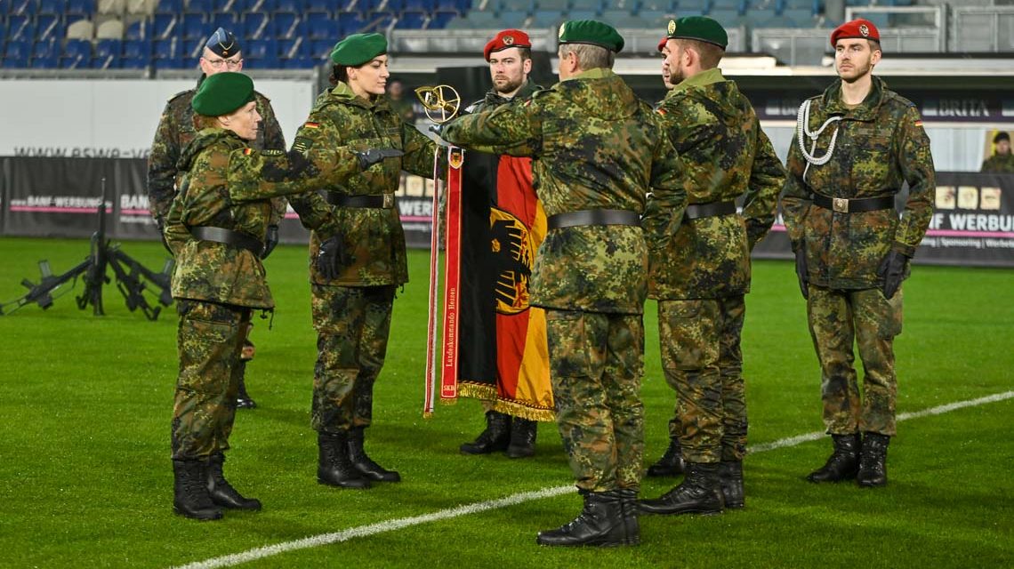 Feierliches Gelöbnis zum 66. Gründungstag der Bundeswehr in BRITA-Arena