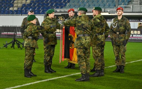 Feierliches Gelöbnis zum 66. Gründungstag der Bundeswehr in BRITA-Arena