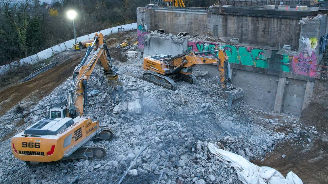 Baustelle Salzbachtalbrücke, zweoi Bagger beseitigen die Trümmer.