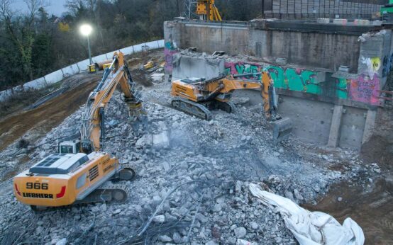 Baustelle Salzbachtalbrücke, zweoi Bagger beseitigen die Trümmer.