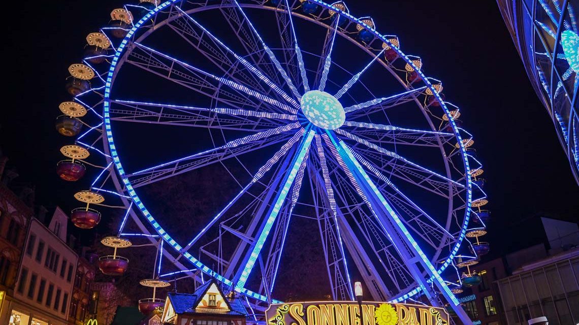 Wiesbadener Riesenrad auf dem Mauritiusplatz neben der Winterstubb