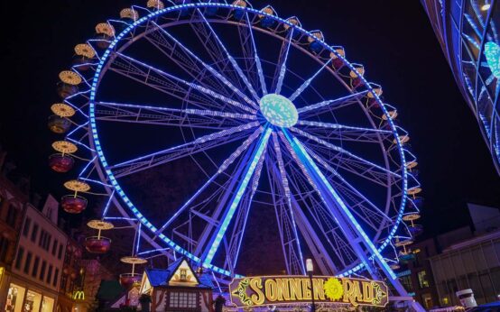 Wiesbadener Riesenrad auf dem Mauritiusplatz neben der Winterstubb