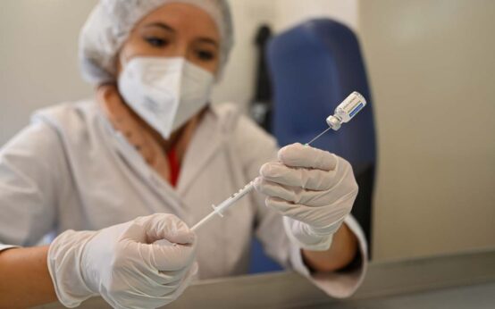 Corona-Schutzimpfung: Assistenz zieht den Impfstoff auf.