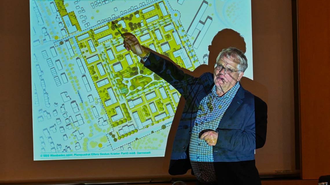 Andreas Guntrum stellt die Pläne des Neubaugebiets Dankersweg vor.