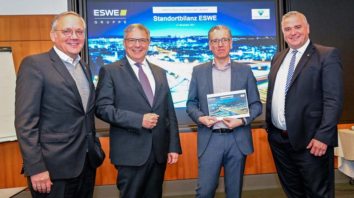 Präsentieren die Leistung der ESWE Gruppe (v. l.): Vorstandsvorsitzender Ralf Schodlok, Oberbürgermeister Gert-Uwe Mende, „Conoscope“-Geschäftsführer Thomas Lehr und Vorstandsmitglied Jörg Höhler. Foto: Paul Müller