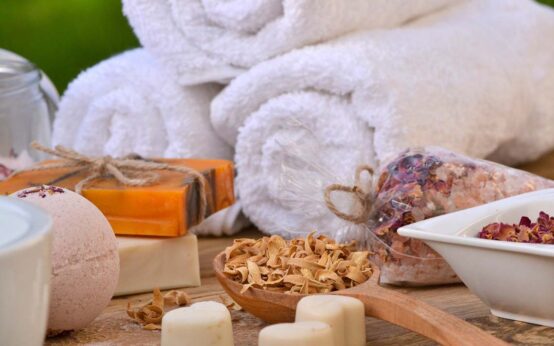 Kosmetikartikel und Handtuch für Wellness