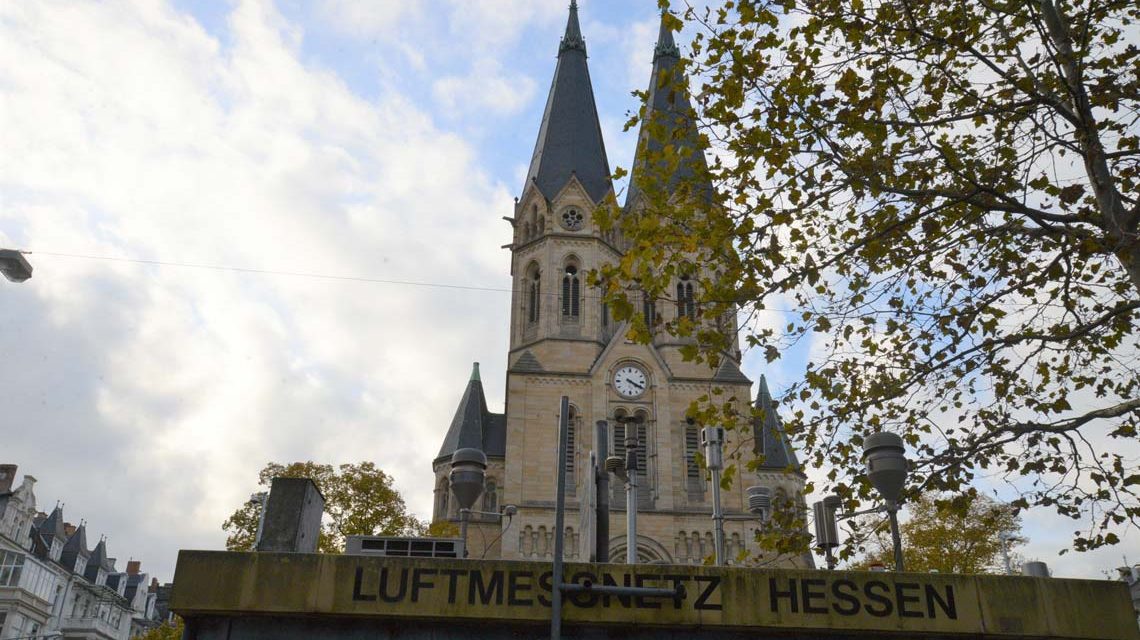 Das Hessische Landesamt für Naturschutz, Umwelt und Geologie betreibt wenige Meter vor der Ringkirche eine Luft-Messstation. Der gemessene Wert der Luftschadstoffe gehört zu den höchsten in ganz Hessen.
