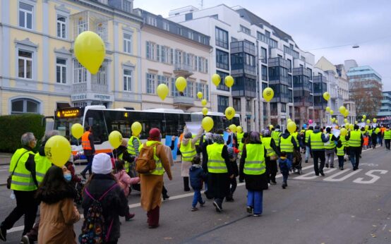 300 Menschen demonstrieren für die Einhaltung der Kinderrechte: weltweit.