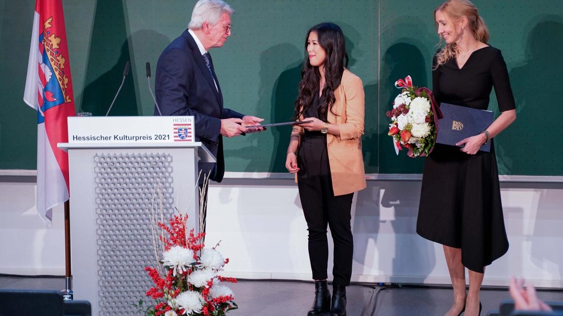 Der Hessische Ministerpräsident Volker Bouffier hat heute die Direktorin des Instituts für Medizinische Virologie am Universitätsklinikum Frankfurt, Prof. Dr. Sandra Ciesek, und die Wissenschaftsjournalistin Dr. Mai Thi Nguyen-Kim für ihre Verdienste in der Corona-Pandemie mit dem Kulturpreis 2021 ausgezeichnet.