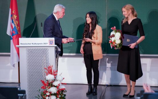 Der Hessische Ministerpräsident Volker Bouffier hat heute die Direktorin des Instituts für Medizinische Virologie am Universitätsklinikum Frankfurt, Prof. Dr. Sandra Ciesek, und die Wissenschaftsjournalistin Dr. Mai Thi Nguyen-Kim für ihre Verdienste in der Corona-Pandemie mit dem Kulturpreis 2021 ausgezeichnet.