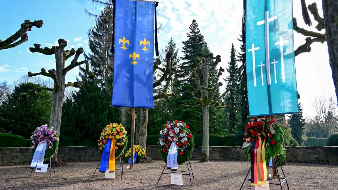 Volkstrauertag, Niederlegung von Kränzen.