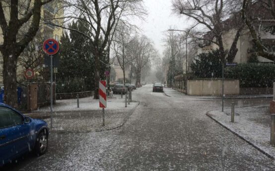 Schnee in Wiesbaden. Straßemverkehr: weiße Weihnachten?