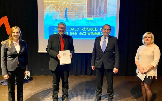 v.l.n.r.: Landtagsabgeordnete Astrid Wallmann, Stadtkämmerer Axel Imholz, Kultusminister Prof. Dr. R. Alexander Lorz , Schulleiterin der Friedrich-von-Bodelschwingh-Schule Susanne Breuer-Klein / Bäderlandschaft