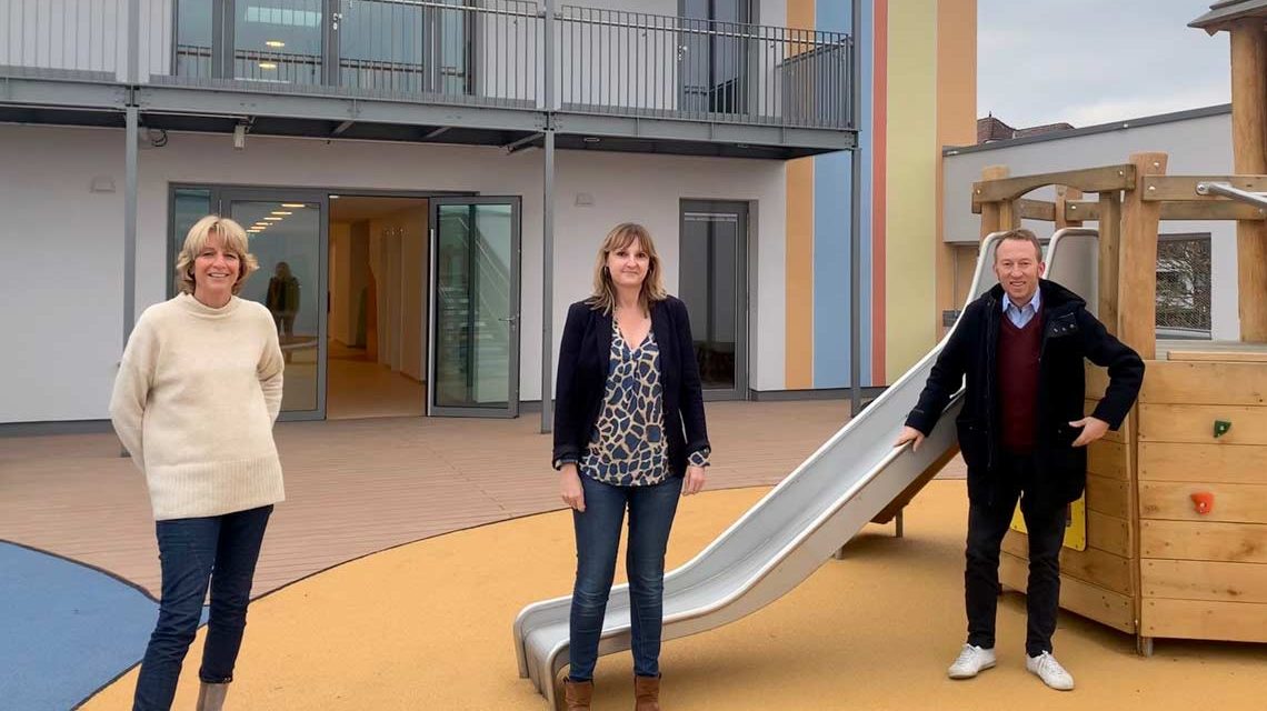 Sozialdezernent Christoph Manjura hat die neue Kindertagesstätte „Am Hang“ in Dotzheim besucht