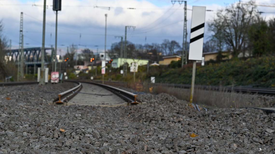 Hauptbahnhof Wiesbaden: Abbrucharbeiten an der Salzbachtalbrücke