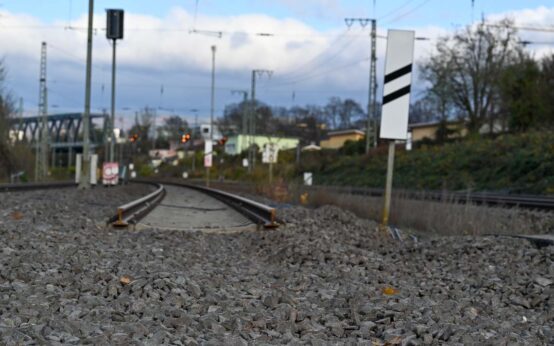 Hauptbahnhof Wiesbaden: Abbrucharbeiten an der Salzbachtalbrücke