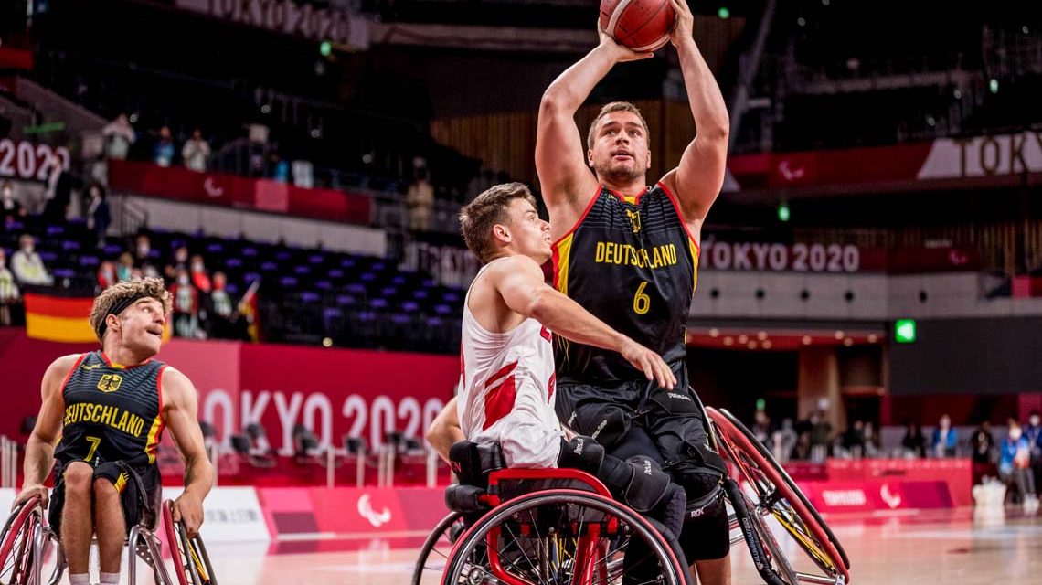 Archivbild: TOKYO, JAPAN 03. September - Rollstuhlbasketball, Platzierungsspiel 7/8 Kanada - Deutschland Herren, an Tag 10 der Tokyo 2020 Paralympic Games am 03.09.2021 in der Ariake Arena in Tokyo Japan. Nikola Goncin (#4, Kanada), Matthias Guentner (#6, Deutschland)