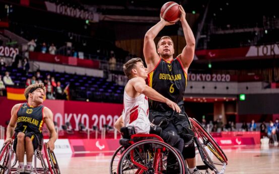 Archivbild: TOKYO, JAPAN 03. September - Rollstuhlbasketball, Platzierungsspiel 7/8 Kanada - Deutschland Herren, an Tag 10 der Tokyo 2020 Paralympic Games am 03.09.2021 in der Ariake Arena in Tokyo Japan. Nikola Goncin (#4, Kanada), Matthias Guentner (#6, Deutschland)
