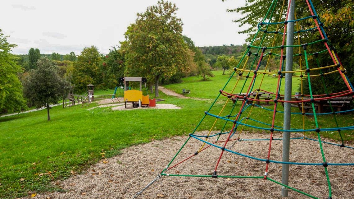 Der Kinderspielplatz an der Pfingstbornanlage ist in die Jahre gekommen und verkehrstechnisch nicht mehr sicher.