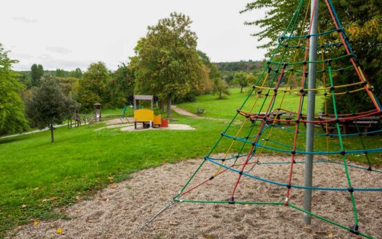 Der Kinderspielplatz an der Pfingstbornanlage ist in die Jahre gekommen und verkehrstechnisch nicht mehr sicher.