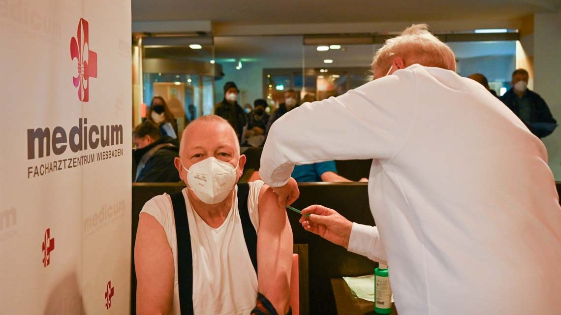 Booster Impfung läuft gut und sichert Erfolge. Im Bild wird ein Herr im Medicum geimpft.