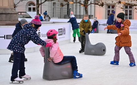 Der Kinder-Sternschnuppenmarkt hat geöffnet und die dritten Klassen der Obermayr-Grundschule in Bierstadt haben gleich die Gelegenheit genutzt, das Eis zu stpürmen.