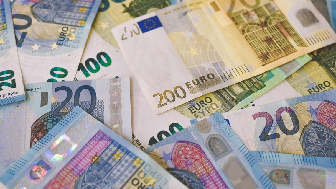 Viele Banknoten auf einem Haufen