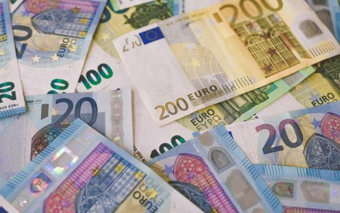 Viele Banknoten auf einem Haufen