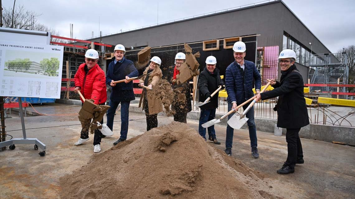Friedrich-Ebert-Schule: Erst der Spatenstich, und gleich darauf die Grundsteinlegung. Zeit verschmilzt im Bau schon mal.