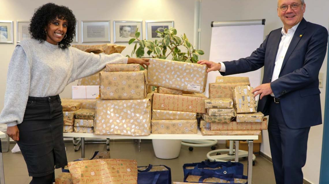 Weihnachtswünsche: Ralf Schodlok hat mit Weihnachtsgeschenke gepackt.