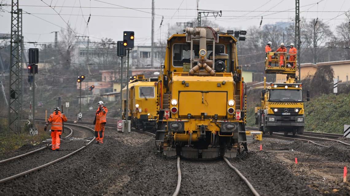 Stopfmaschine der Bahn fährt die Gleise ab und bessert nach.
