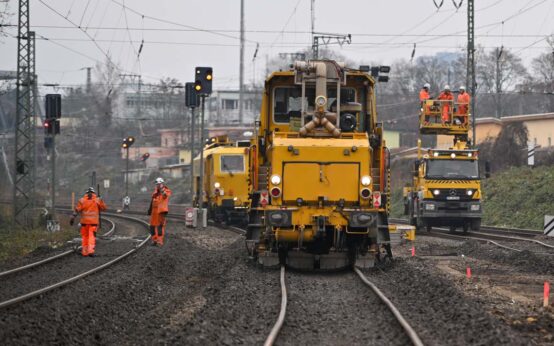 Stopfmaschine der Bahn fährt die Gleise ab und bessert nach.