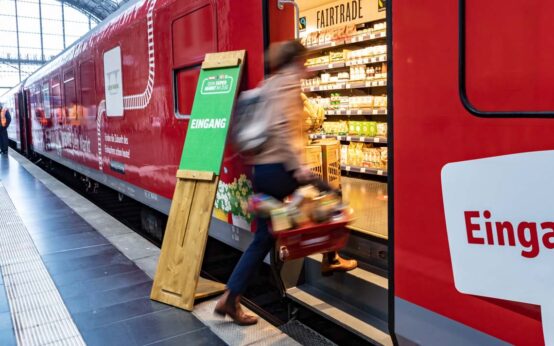 Supermarktzug im Frankfurter Hauptbahnhof