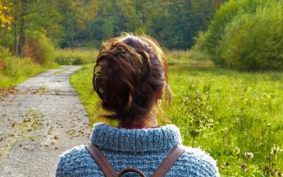Trauercafé: Trauernde Person in der Natur.