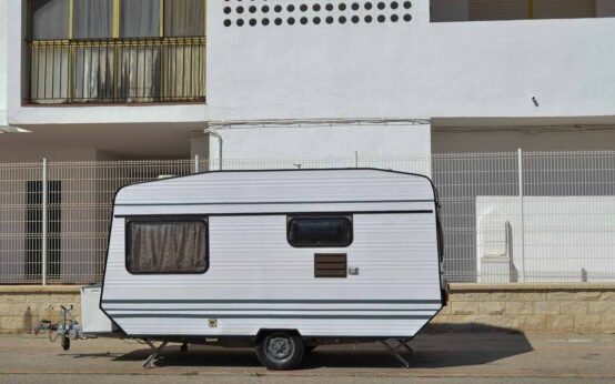 Wohnwagen im öffentlichen Raum geparkt