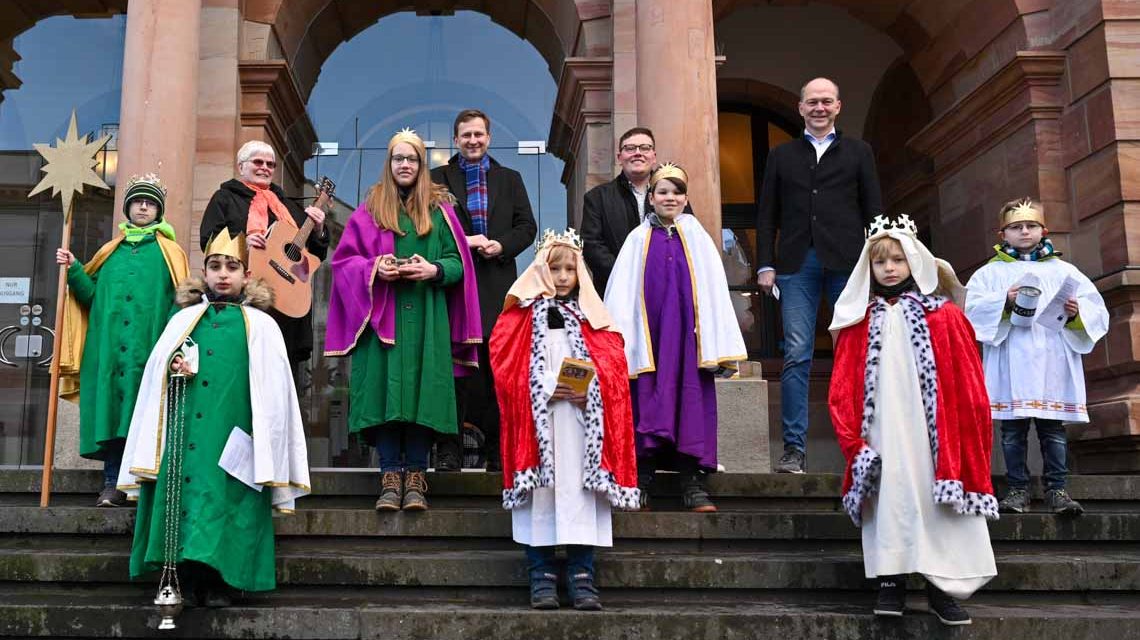 Sternsinger in Wiesbaden auf der Rathaustreppe