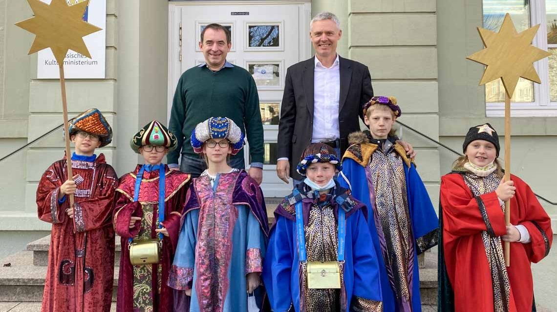 Sternsinger vor dem Kultusministerium am Lusienplatz.