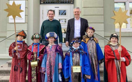 Sternsinger vor dem Kultusministerium am Lusienplatz.