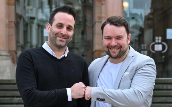 Daniel Redin und Pascal Rück stehen in Wiesbaden vor der Rathaustreppe.