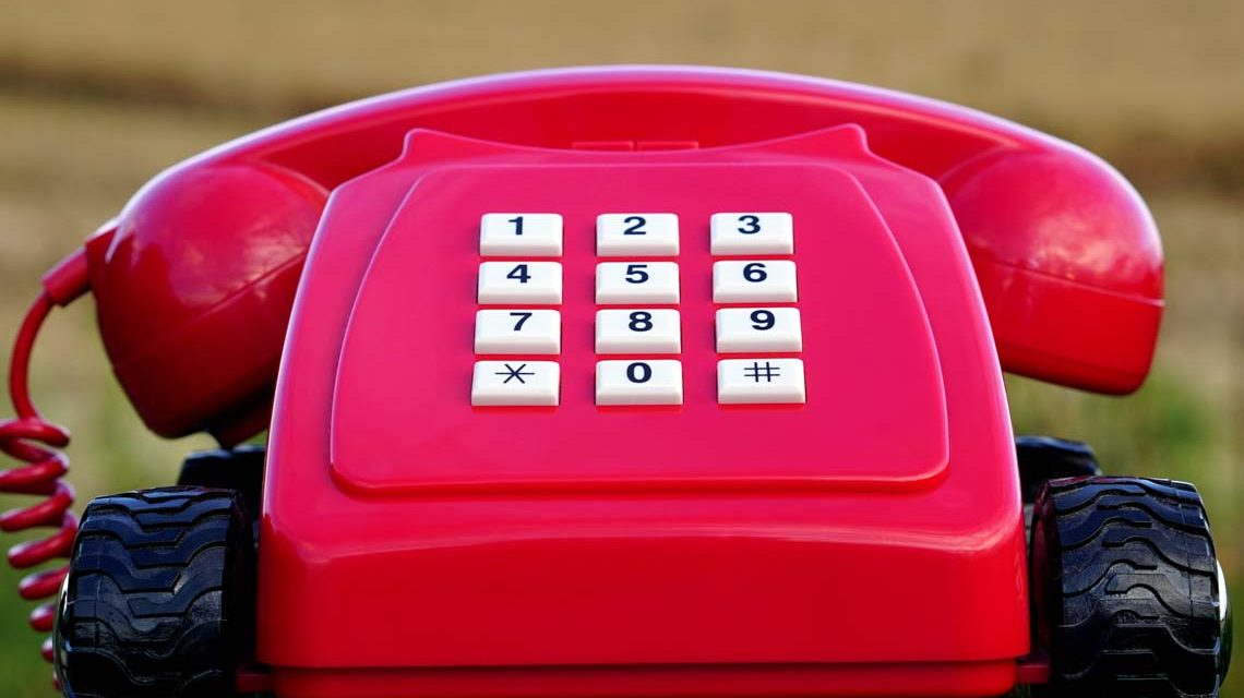 Rote Telefon auf Rädern, Ganz Ohr