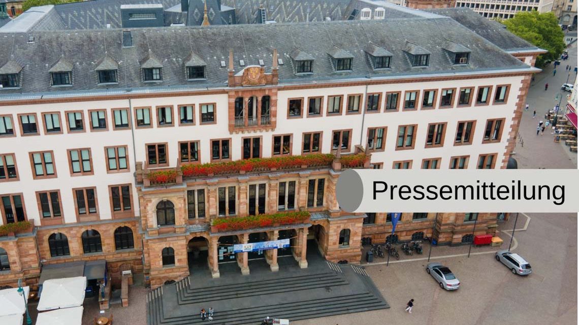 Neues Rathaus der Landeshauptstadt Wiesbaden aus der Luft, Theaterszene