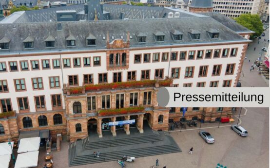 Neues Rathaus der Landeshauptstadt Wiesbaden aus der Luft, Theaterszene