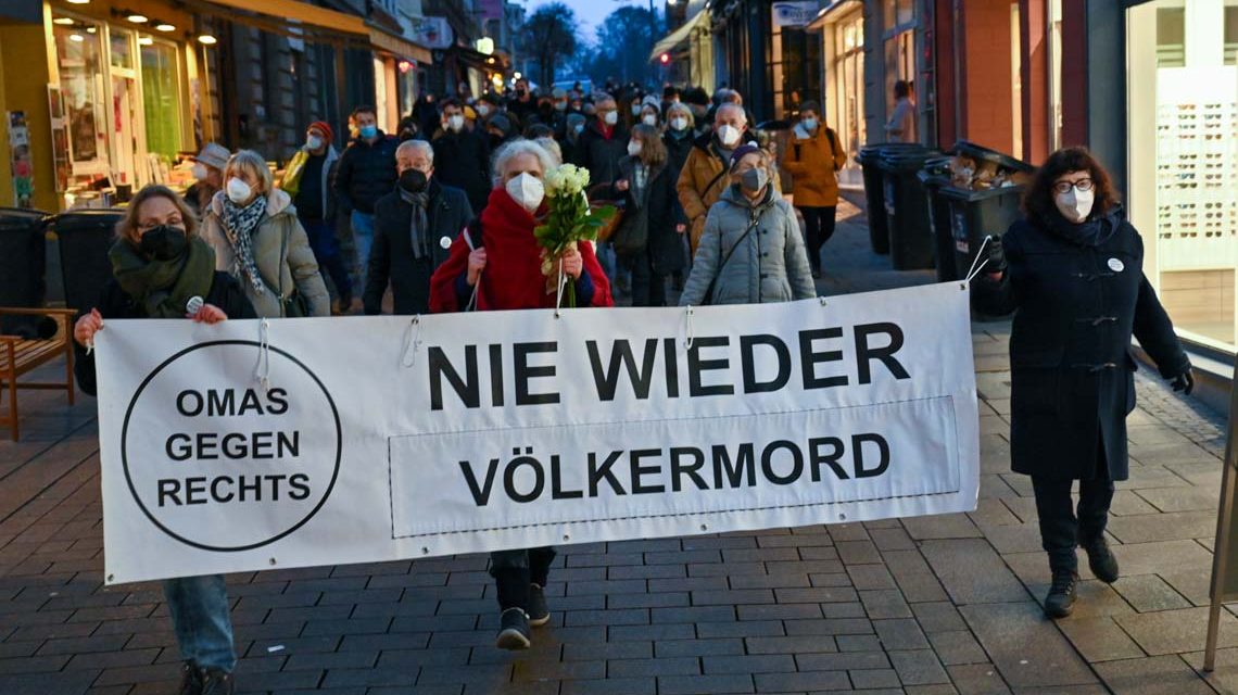 Omas auf ihrem Mahngang durch die Innenstadt.