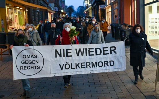 Omas auf ihrem Mahngang durch die Innenstadt.