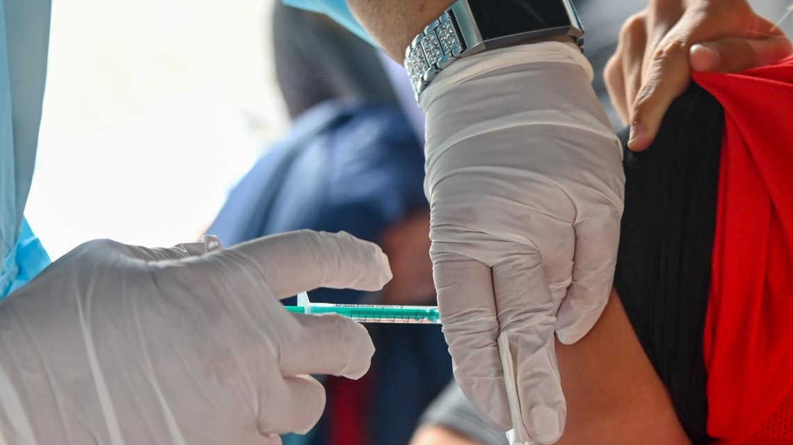 Mobile Impfteams, Ein Person wird zu Hause geimpft.