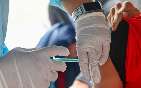 Mobile Impfteams, Ein Person wird zu Hause geimpft.