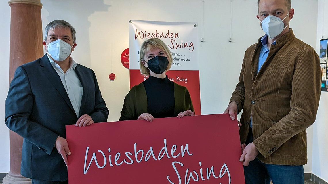 Oberbürgermeister Gert-Uwe Mende, Rosemarie Kloos-Rau und Gerhard Obermayr in Der Ausstellung Wiesbaden Swing.