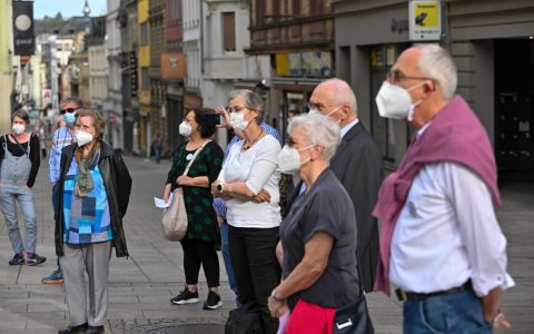 Senioren am Mahnmal am Michelsberg, Aktion von Omas gegen rechts