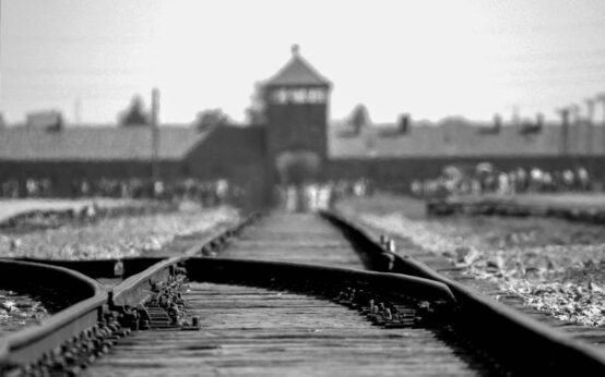 Gedenken, Holocaust, Gleise laufen auf ein Konzentratuionslager zu.